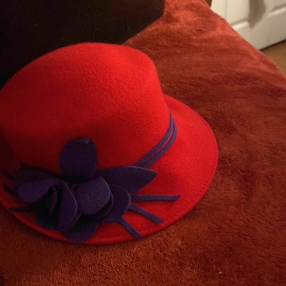 Red hat purple flower on side - Picture 6 of 8